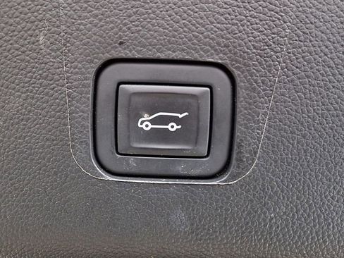 Used 2023 Chevrolet Traverse LT image 32