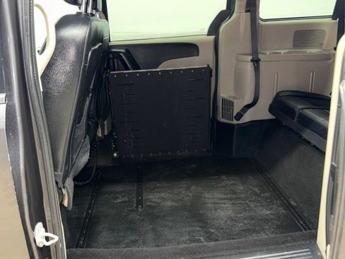 Used 2017 Dodge Grand Caravan SXT image 35