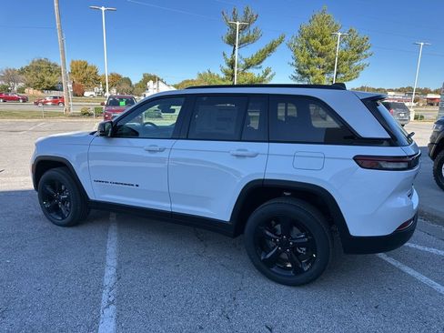 New 2025 Jeep Grand Cherokee Altitude AWD/4WD image 19