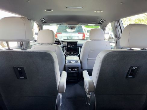 Used 2026 GMC Acadia Elevation w/ Elevation Premium Package FWD image 31