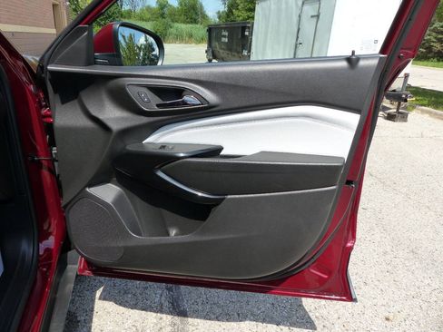 Used 2025 Chevrolet Trax LT w/ LT Convenience Package FWD image 36
