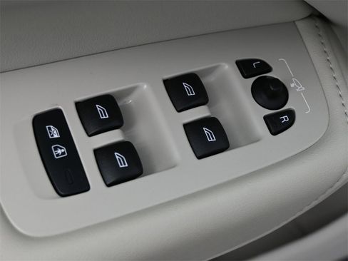 Used 2025 Volvo XC60 B5 Ultra w/ Protection Package Premier image 4