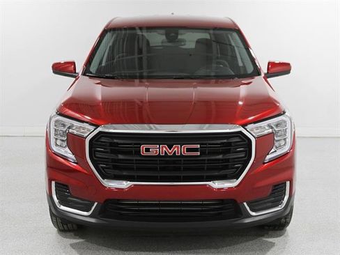 Used 2024 GMC Terrain SLE image 2