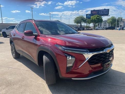 Used 2025 Chevrolet Trax LT w/ LT Convenience Package image 3