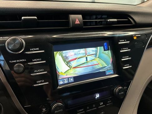 Used 2018 Toyota Camry XLE image 13