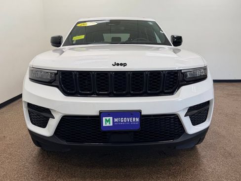 Used 2023 Jeep Grand Cherokee Altitude AWD/4WD image 10