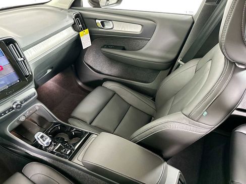 Used 2025 Volvo XC40 B5 Plus w/ Protection Package Premier image 19
