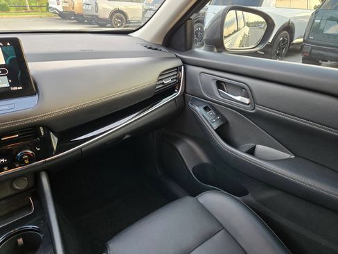 Used 2024 Nissan Rogue SL FWD image 11
