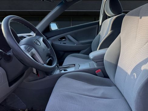 Used 2011 Toyota Camry LE image 1