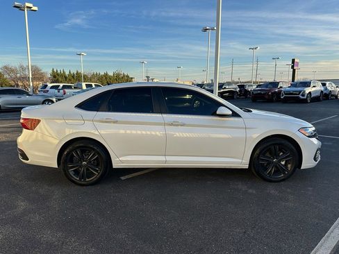 Used 2024 Volkswagen Jetta SE w/ Panoramic Sunroof Package image 4