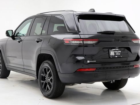 Used 2025 Jeep Grand Cherokee Altitude AWD/4WD image 6