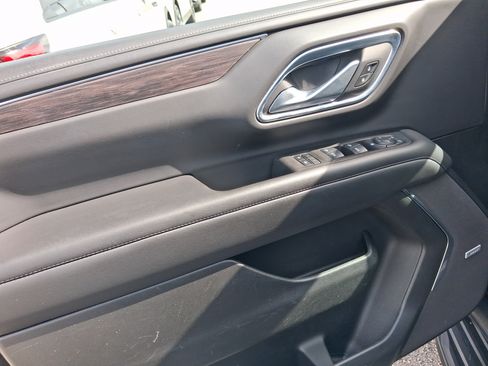 Used 2024 Chevrolet Suburban LT RWD image 12