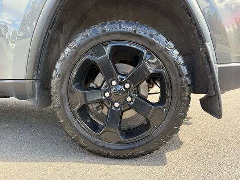 Used 2019 Jeep Grand Cherokee Laredo AWD/4WD image 8