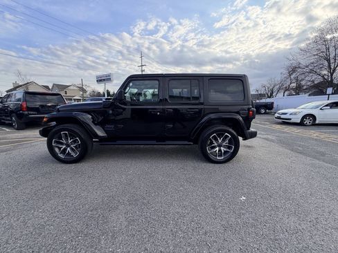 Used 2024 Jeep Wrangler Unlimited w/ Convenience Group AWD/4WD image 43
