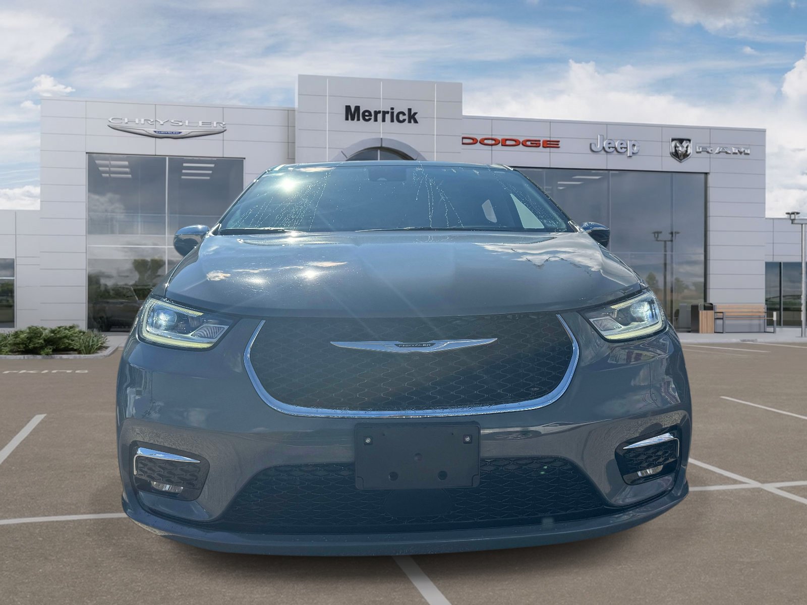 Used 2023 Chrysler Pacifica Limited FWD image 3