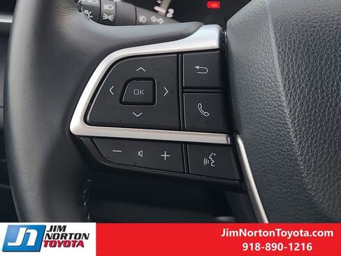 Used 2025 Toyota Highlander XLE FWD image 29