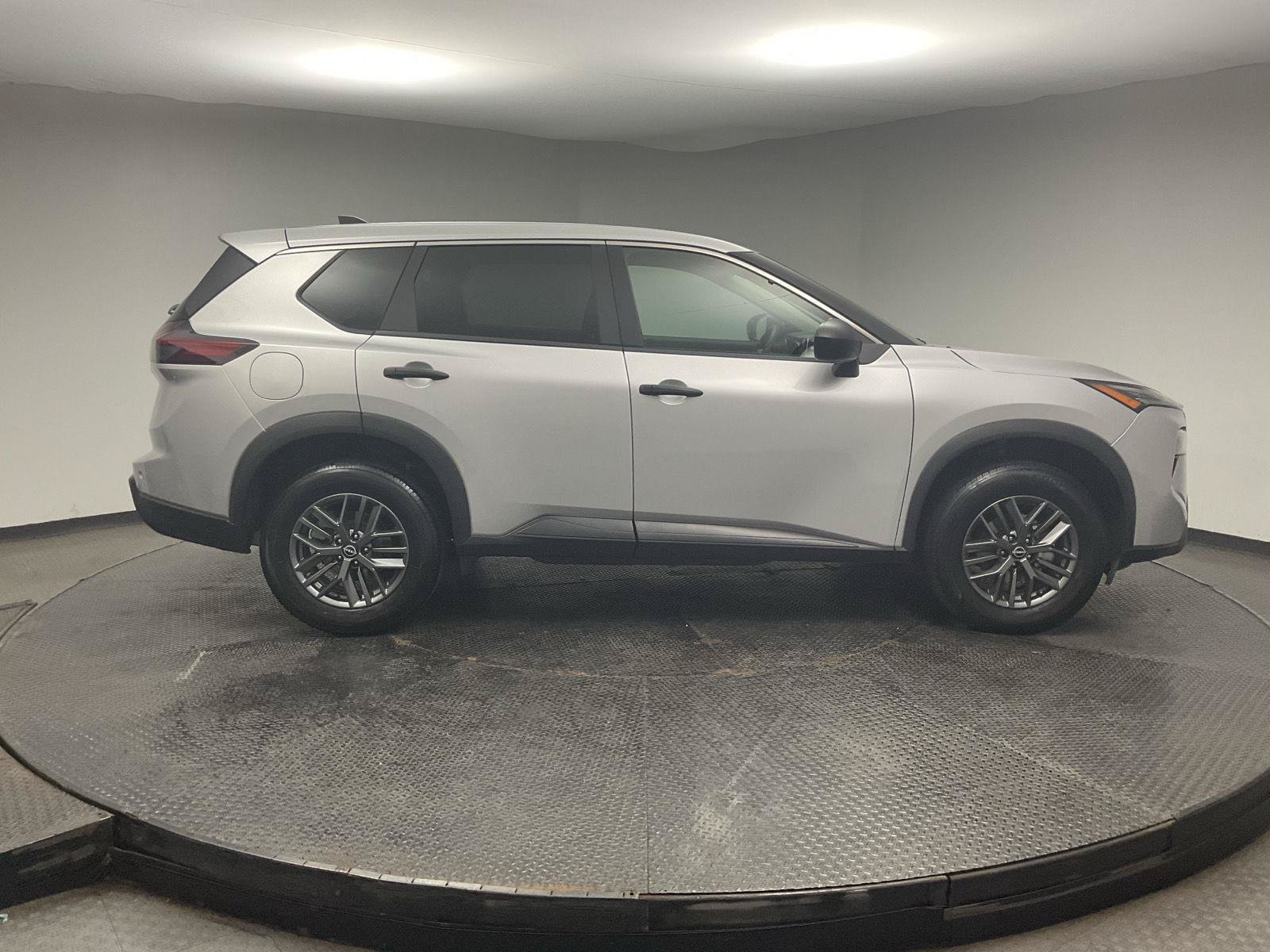 Used 2024 Nissan Rogue S FWD image 8