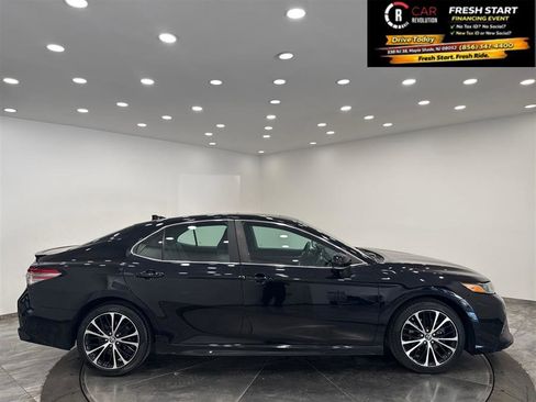 Used 2019 Toyota Camry SE w/ Convenience Package FWD image 8