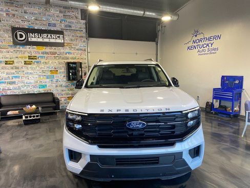 Used 2025 Ford Expedition Max Active AWD/4WD image 2