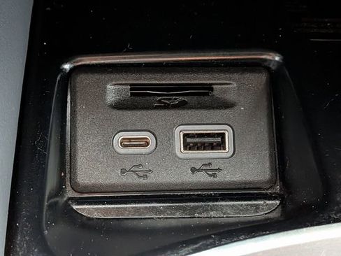 Used 2023 Buick Enclave Essence image 21