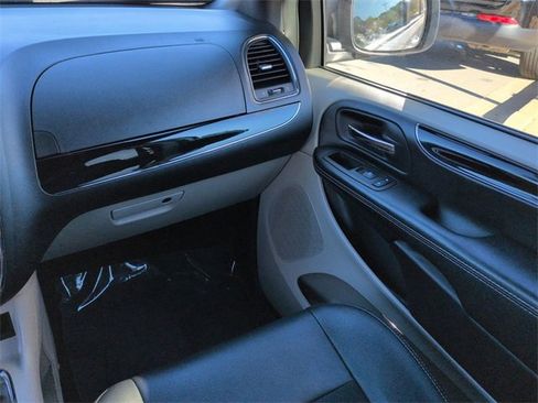 Certified 2019 Dodge Grand Caravan SXT image 17