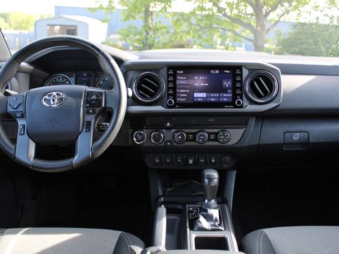 Used 2020 Toyota Tacoma TRD Off-Road w/ Technology Package image 15