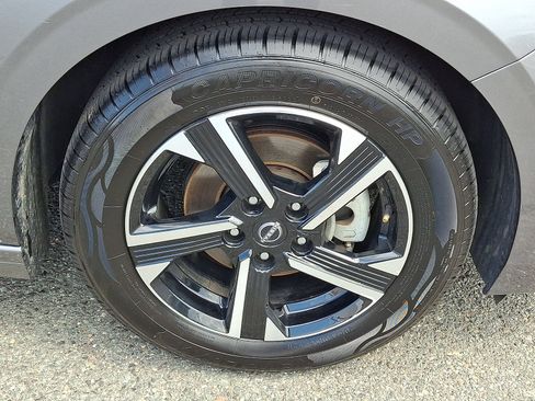 Used 2024 Nissan Sentra SV FWD image 9