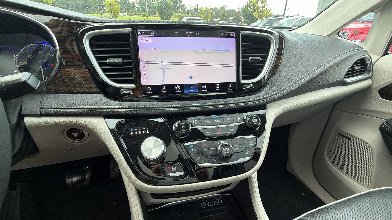 Used 2022 Chrysler Pacifica Limited FWD image 35