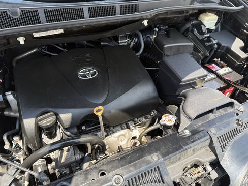 Used 2017 Toyota Sienna SE FWD image 21