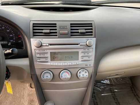 Used 2010 Toyota Camry LE image 16