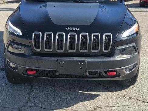 Used 2017 Jeep Cherokee Trailhawk image 3