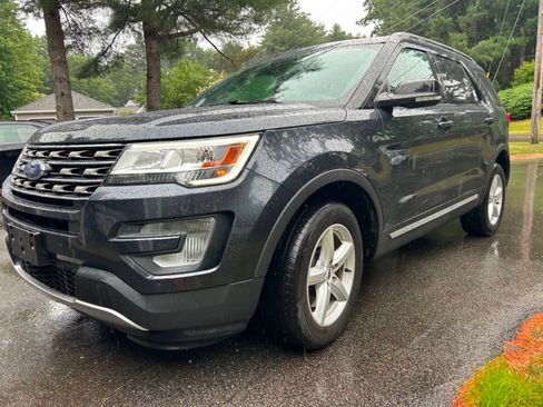 Used 2017 Ford Explorer XLT w/ Equipment Group 202A AWD/4WD image 26