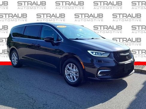 Used 2023 Chrysler Pacifica Touring-L FWD image 1
