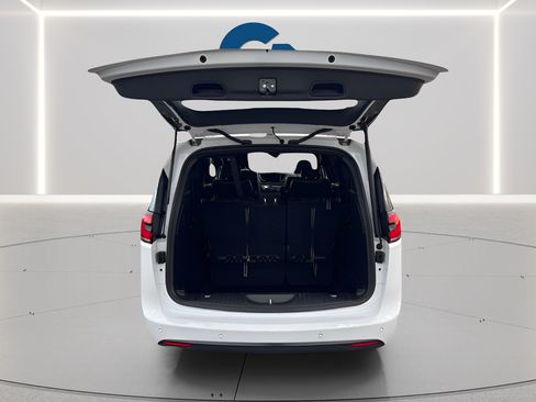 Used 2025 Chrysler Pacifica Limited FWD image 6