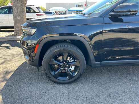 Used 2023 Jeep Grand Cherokee Limited w/ Black Appearance Package AWD/4WD image 26