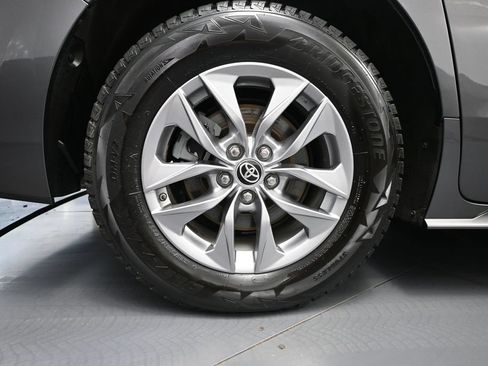 Used 2022 Toyota Sienna XLE AWD/4WD image 14