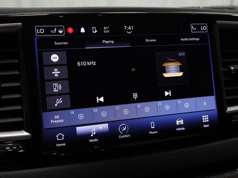 Used 2022 Chrysler Pacifica Touring-L FWD image 2
