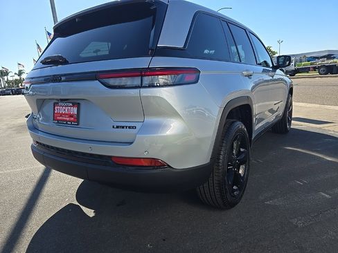 New 2025 Jeep Grand Cherokee Limited w/ Black Appearance Package image 11