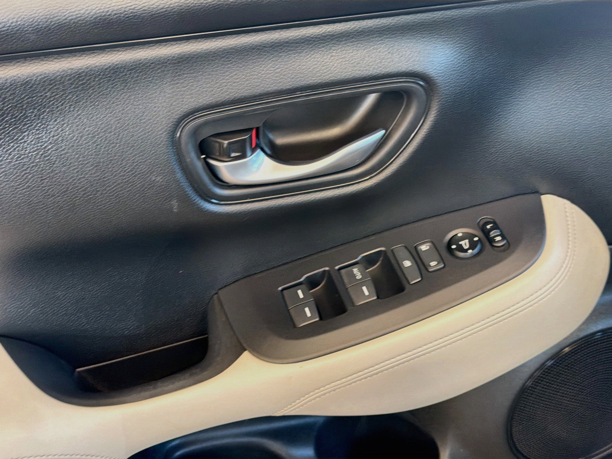 Used 2025 Honda HR-V LX image 16