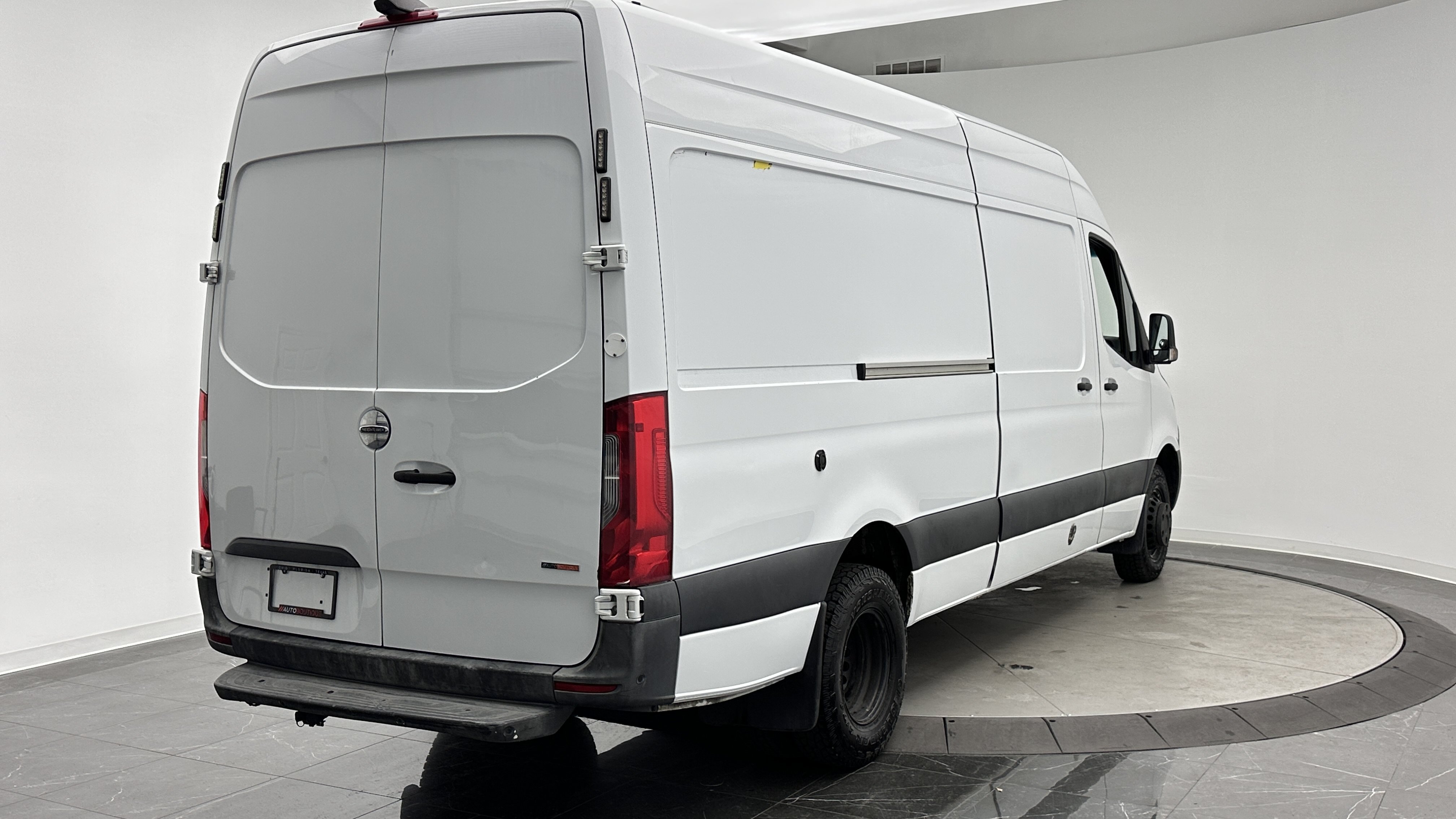 Used 2020 Freightliner Sprinter 3500 RWD image 7