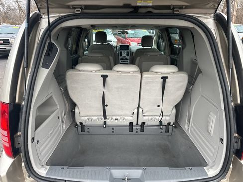 Used 2009 Chrysler Town & Country Touring image 14