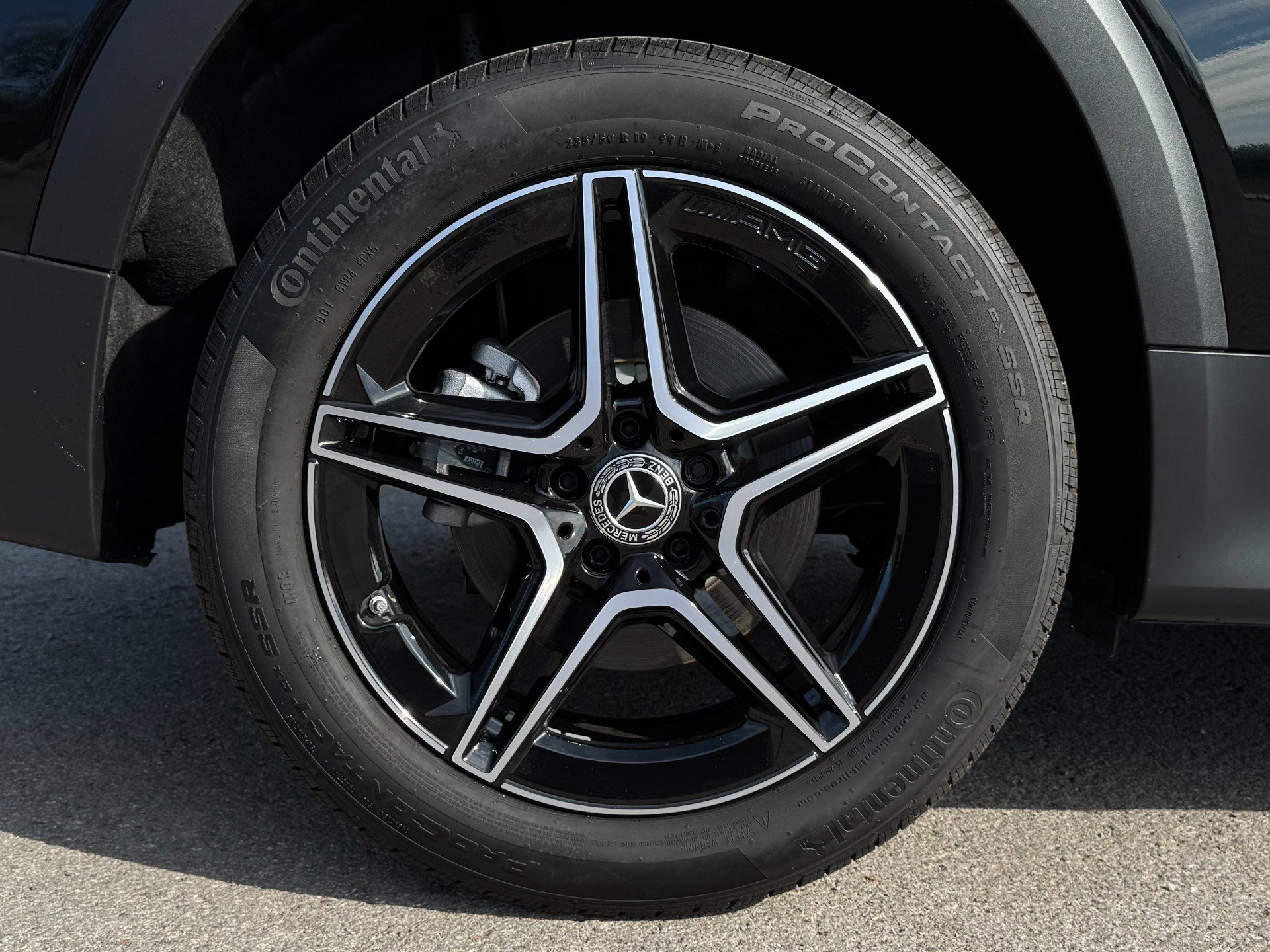 Used 2025 Mercedes-Benz GLB 250 w/ AMG Night Package image 69