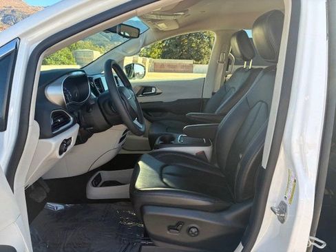 Used 2024 Chrysler Pacifica Touring-L image 12