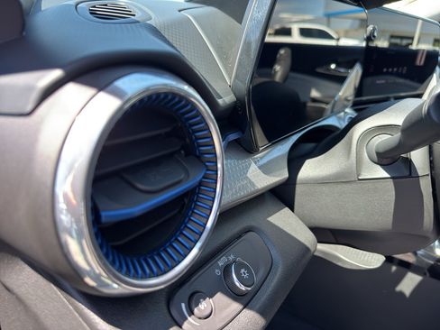 Used 2025 Chevrolet Trax LT FWD image 9