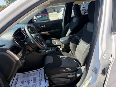 Used 2018 Jeep Cherokee Latitude AWD/4WD image 10