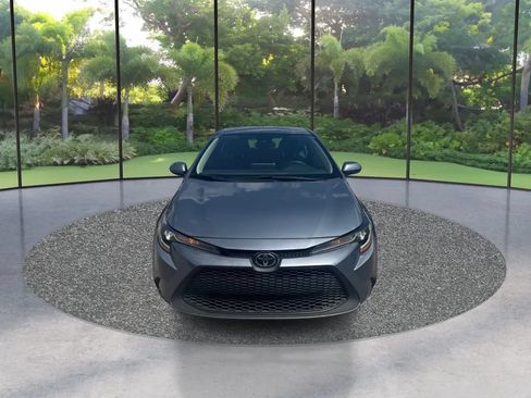 Used 2022 Toyota Corolla LE FWD image 2