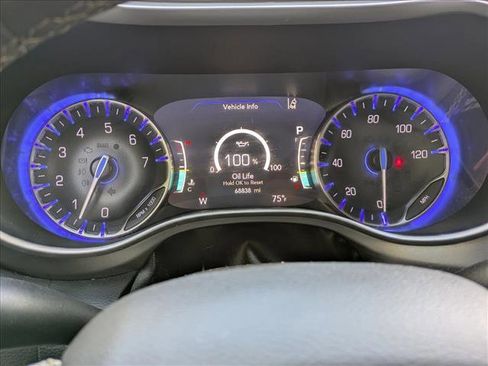 Used 2022 Chrysler Pacifica Touring-L image 11