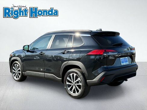 Used 2025 Toyota Corolla Cross XLE FWD image 4