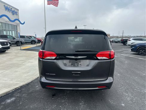 Used 2023 Chrysler Voyager LX image 7