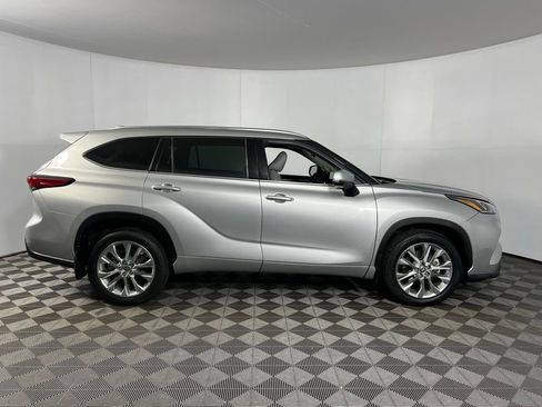 Used 2023 Toyota Highlander Limited image 3